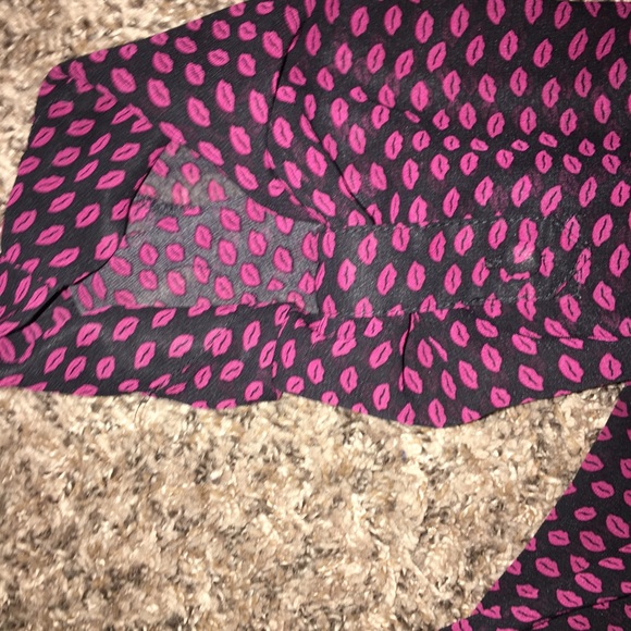 Torrid size 1 blouse with lip print - Picture 2 of 3